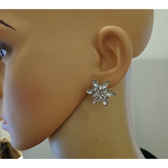 Sparkling Shiny Cubic Zirconia Snowflake Design Stud Earrings Costume Jewelry - Picture 3 of 8